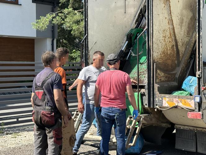 Mężczyzna wciągnięty przez śmieciarkę. Rannego przetransportowano do szpitala w Warszawie