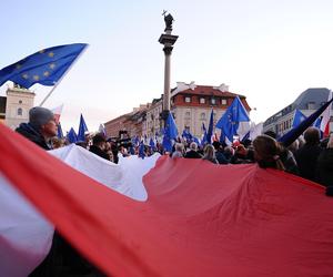 Tłumy na ulicach Warszawy! Wystartował marsz opozycji!