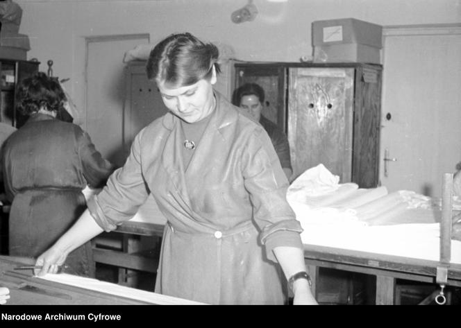 Kobieta pracująca w przemyśle odzieżowym, 1966 rok