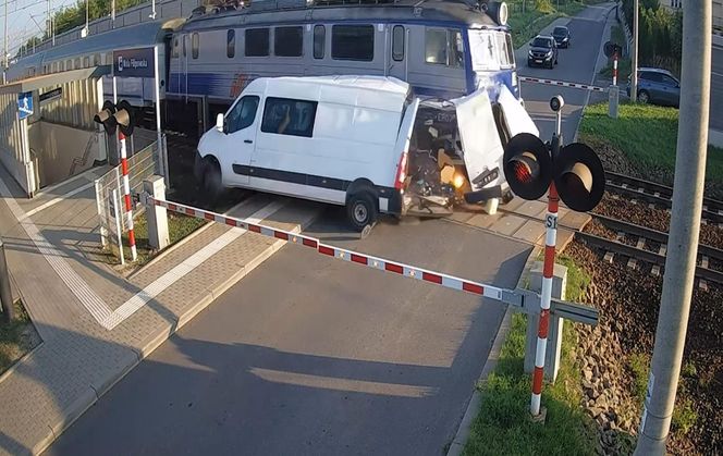 Dostawczak wjechał pod pociąg! Ogromne utrudnienia na kolei