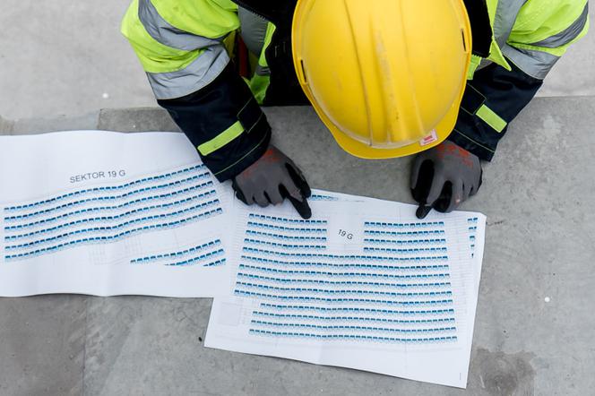 Stadion Śląski coraz bliżej ukończenia! Trwa montaż krzesełek