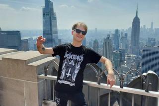 Skiba nie zaprosił syna na swój ślub, a teraz musi go oglądać w kobiecych ciuszkach. Tytus ubrał rajstopy i spódniczkę