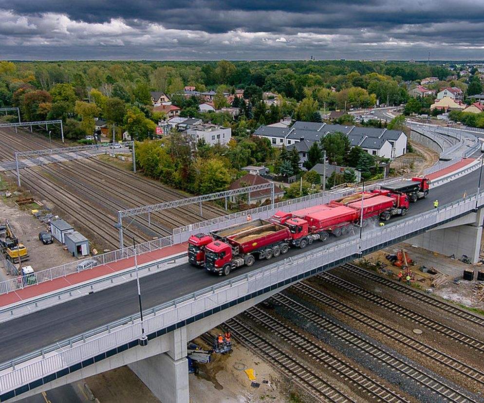 Kolumna wielkich tirów w Rembertowie. Tak testowali nowy wiadukt