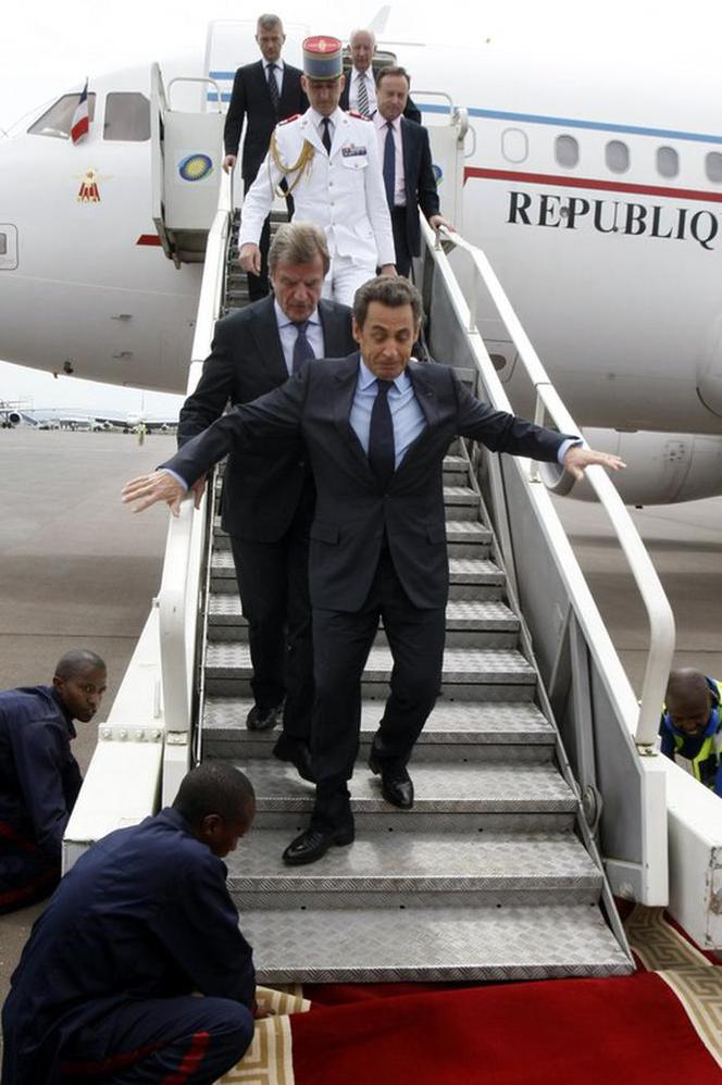 Nicolas Sarkozy na lotnisku w Rwandzie 