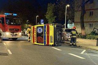 Koszmarny wypadek w Warszawie. Karetka pogotowia zderzyła się z taksówką. W środku był pacjent 