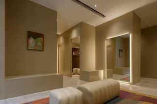 COS, we współpracy ze Studio Ashby, prezentuje wyselekcjonowane dzieła artystek w swoich butikach w Londynie, Paryżu i Helsinkach.