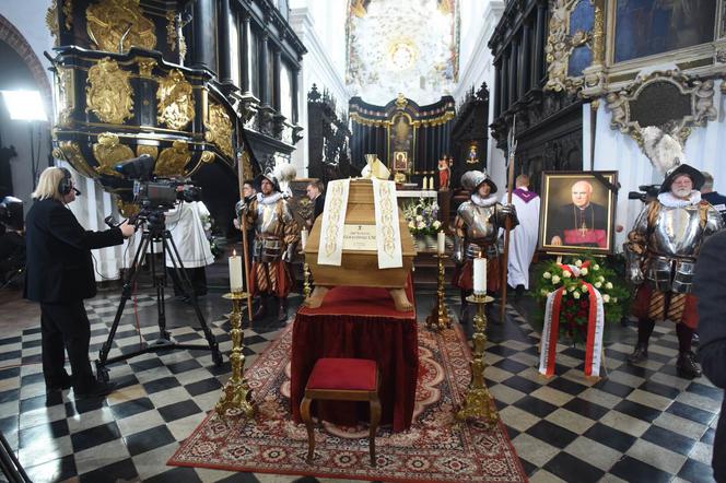 RELACJA NA ŻYWO - POGRZEB ABP. GOCŁOWSKIEGO.