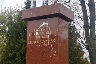 Zdewastowany pomnik Lecha Kaczyńskiego w Siedlcach