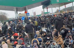 Tłumy migrantów gromadzą się przy przejściu granicznym w Kuźnicy. MON publikuje nagrania