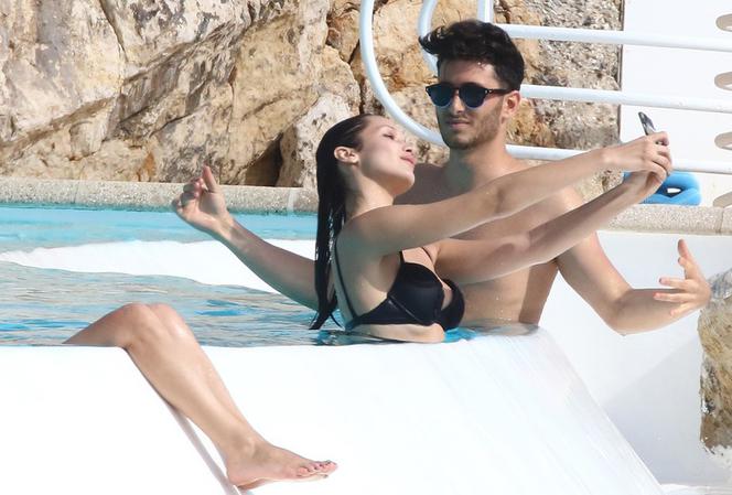 Bella Hadid w bikini w basenie z tajemniczym brunetem