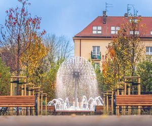 Plac Baczyńskiego w Tychach po przebudowie. Mniej betonu, więcej zieleni