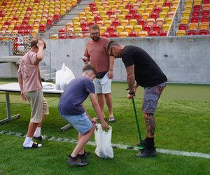 Pożegnianie Murawy na Chorten Arenie. Jagiellonia Białystok rozdaje boisko swoim kibicom