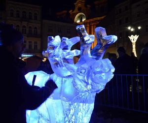 Rekordziści Guinnessa w rzeźbieniu w lodzie na przemyskim jarmarku świątecznym