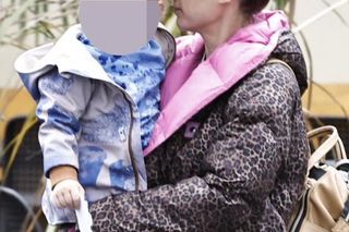 Jan Kliment z żoną i synem wyjeżdżają ze ślubu Kasi Cichepek-Kurzajewskiej