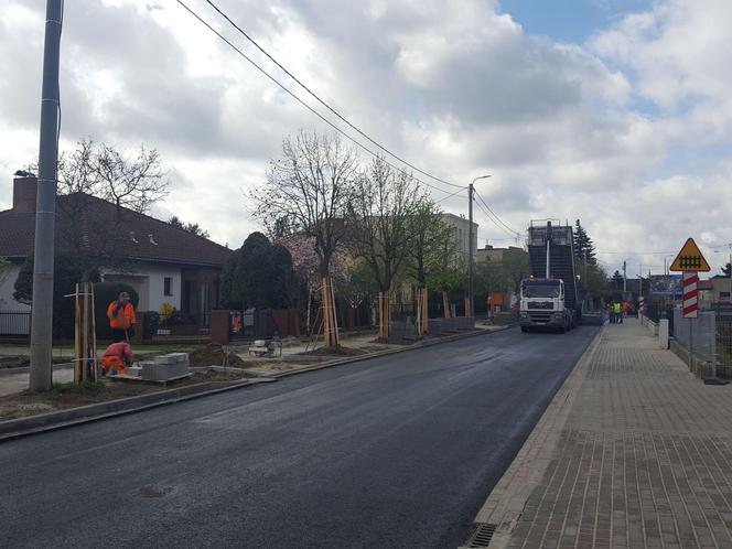 Kończy się przebudowa odcinka Dożynkowej w Lesznie. Drogowcy wylewają dziś asfalt na jezdni 