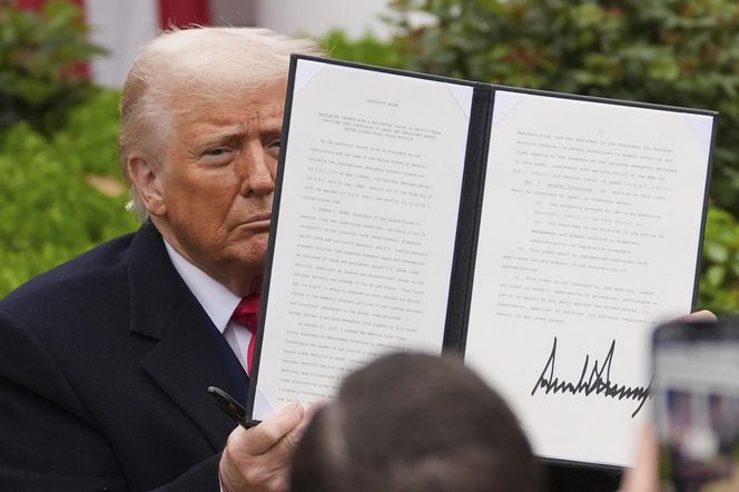 Trump ogłosił kolosalne cła. Tak ostro jeszcze nie było! "To bomba wymierzona w świat"