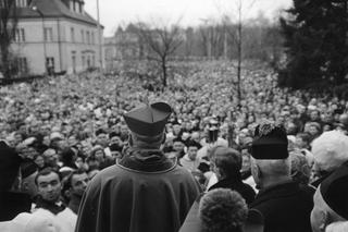 Białystok. Prymas Polski ks. kard. Stefan Wyszyński podczas głoszenia kazania. 1966 rok