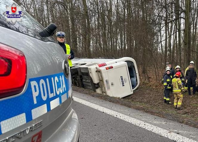 Łopiennik Podleśny. Groźny wypadek autokaru na DK 17. Wśród rannych dzieci