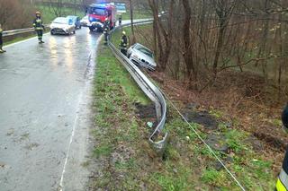 Brawurowa jazda BMW pod Tarnowem zakończona na drzewie. Kierowca i tak miał szczęście [ZDJĘCIA]