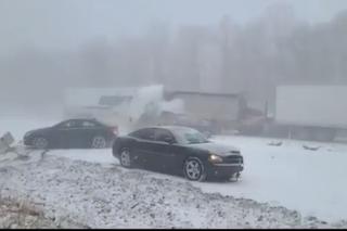 Straszny KARAMBOL podczas śnieżycy! Zderzyło się kilkadziesiąt aut. Są ranni [WIDEO]