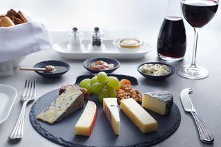 Emirates podnosi poprzeczkę luksusu: nowe udogodnienia w klasie pierwszej 