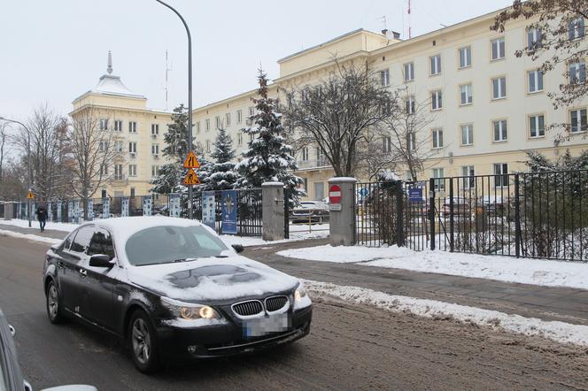 Pocisk z granatnika rozsadził strop budynku Komendy Głównej Policji. Komendant trafił do szpitala. Czasowo stracił słuch