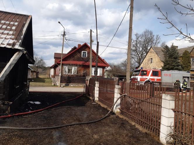 Zabłudów. Tragiczny pożar domu. W środku znaleziono zwłoki mężczyzny [ZDJĘCIA]