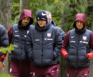 Reprezentacja zmokła na spacerze. Lewandowski się krył przed deszczem