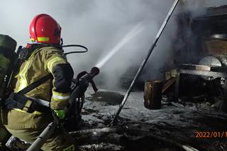 Pożar w Starachowicach na ul. Działki. Polonez i garaż poszły z dymem [ZDJĘCIA]
