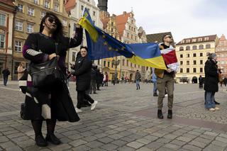 Wojna na Ukrainie. Wrocław potępia Rosję, ukraińska flaga na maszcie przed Ratuszem