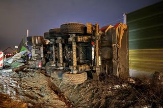 Miał 2,5 promila i kierował ciężarówką! Ciężki pojazd wbił się w bariery pod Serockiem