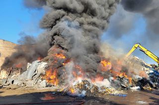 Firma z Przysieki Polskiej wydała oświadczenie po pożarze. Paliły się hałdy odpadów w jej zakładzie recyklingu