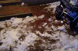 Wypadek w Częstochowie. Lód spadł na ojca i dziecko