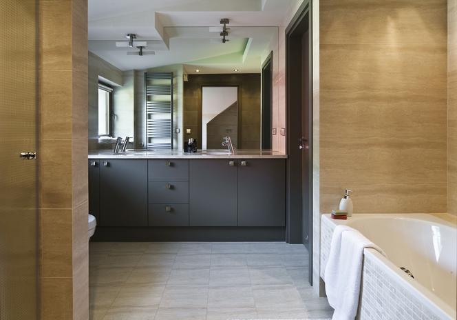 Rozwiązania do małej łazienki w stylu nowoczesnej klasyki