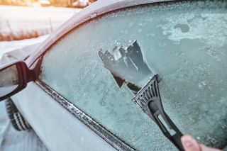 Wlewam 1 szklankę do wody i spryskuję zamarznięte szyby w aucie, a po chwili ruszam w drogę. Oblodzenie znika w 5 sekund. Domowy płyn do rozmrażana szyb w samochodzie