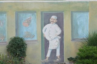 To najsłynniejszy mural w Poznaniu. Jest wizytówką zabytkowej dzielnicy