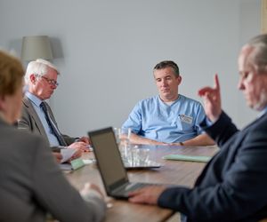 Na Wspólnej odc. 4077. Krystyna Agier (Małgorzata Knothe), Lew Nalepa (Przemysła Sadowski)