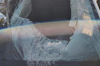 Koszmarny wypadek na trasie Białystok - Grajewo. Bryła lodu przebiła szybę