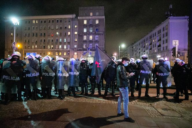 Barbara Nowacka w marszu kobiet w kolejnym dniu protestu