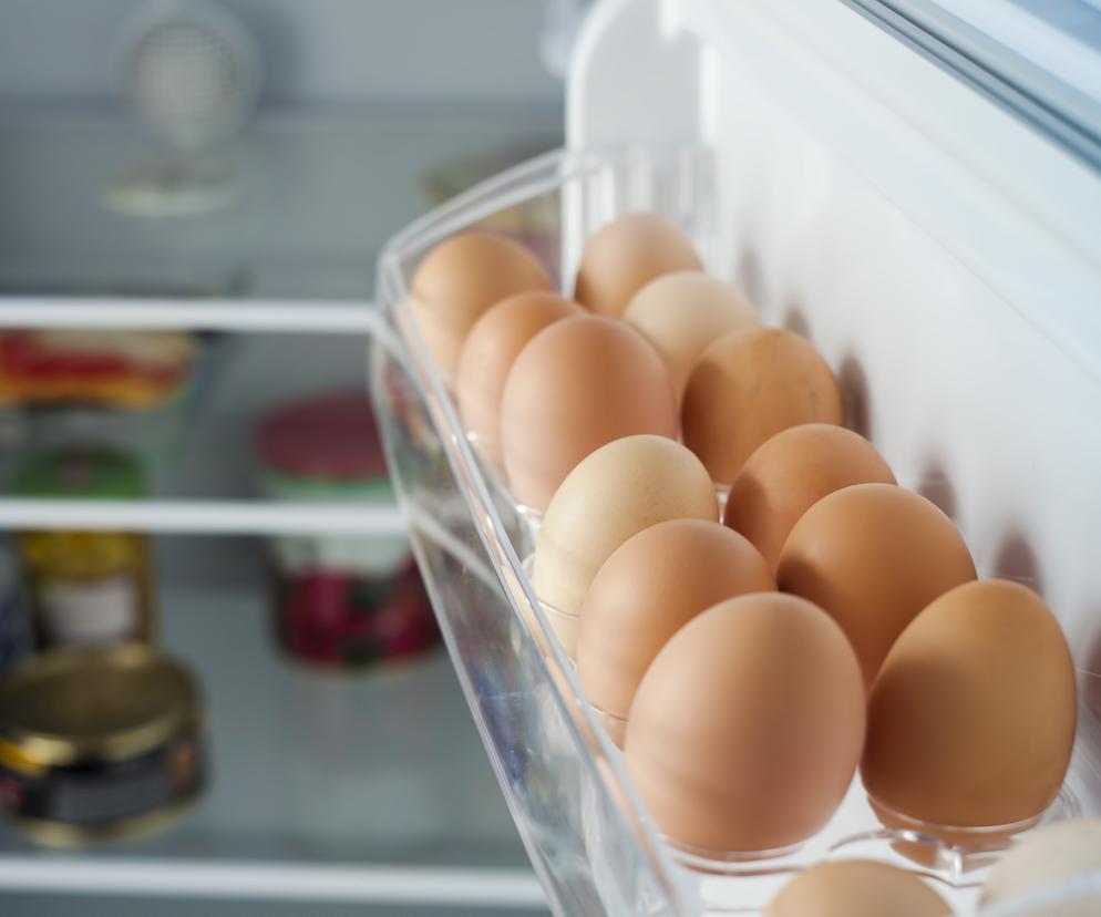 Gdzie trzymać jajka w lodówce? Eksperci ostrzegają: Drzwi to nie jest dobry pomysł