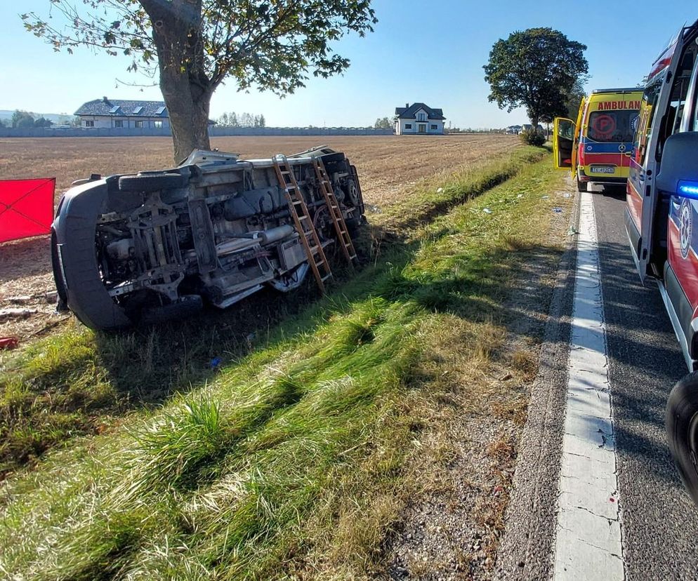 Śmiertelny wypadek z udziałem busa. Kilkunastu rannych