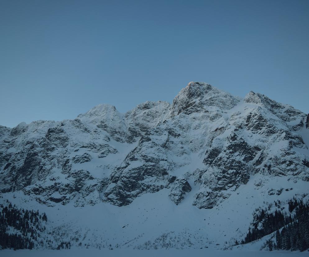 Lawinowa trójka w Tatrach. TOPR kategorycznie odradza wyjścia powyżej schronisk