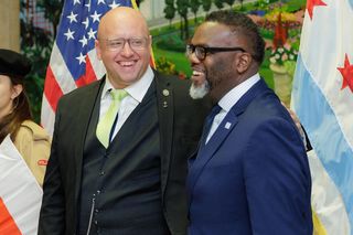 Burmistrz Chicago świętował z Polonią w ratuszu. Dostał od górali oscypka