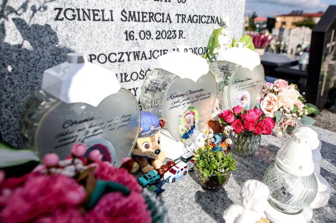 Tak wygląda grób ofiar wypadku na A1. Od tragedii pod Piotrkowem Trybunalskim minął rok [ZDJĘCIA].