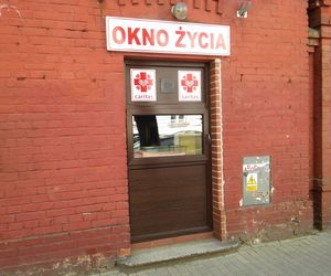 Alarm w Katowicach. W oknie życia znaleźli dwuletniego chłopczyka