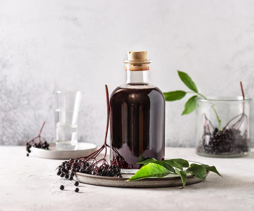 Rozgrzewający likier z owoców czarnego bzu: przepis