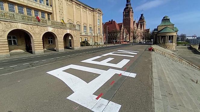 Wielki napis na Wałach Chrobrego. Szczecin upamiętnił ofiary nalotu na teatr w Mariupolu