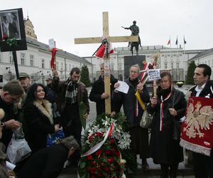 15. rocznica katastrofy smoleńskiej. Burzliwa historia krzyża sprzed Pałacu Prezydenckiego