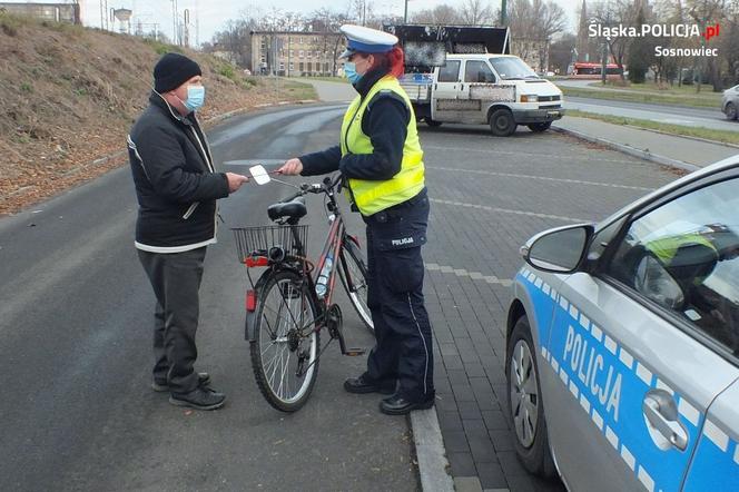 Rowerzyści zimy się nie boją. Policjanci rozdają im odblaski