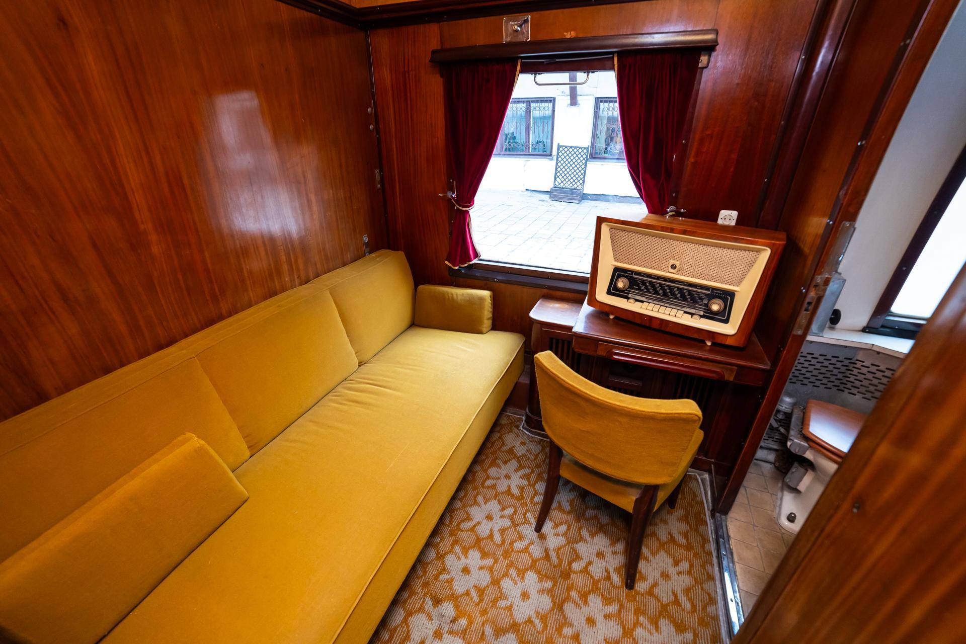 Wagon salonowy - zdjęcia. Zobacz wnętrze wagonu, którym podróżowali najważniejsi politycy z PRL-u